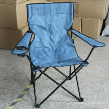 Klappbarer Campingstuhl aus 100% Polyester mit zwei Getränkehaltern